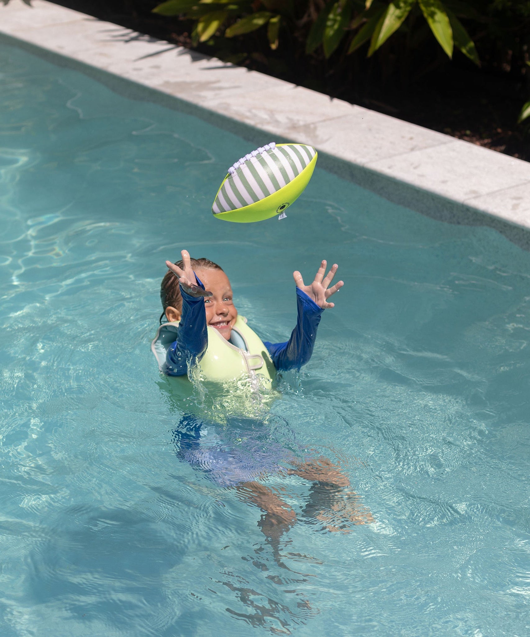 Sunnylife - Неопреновый мягкий пляжный мяч