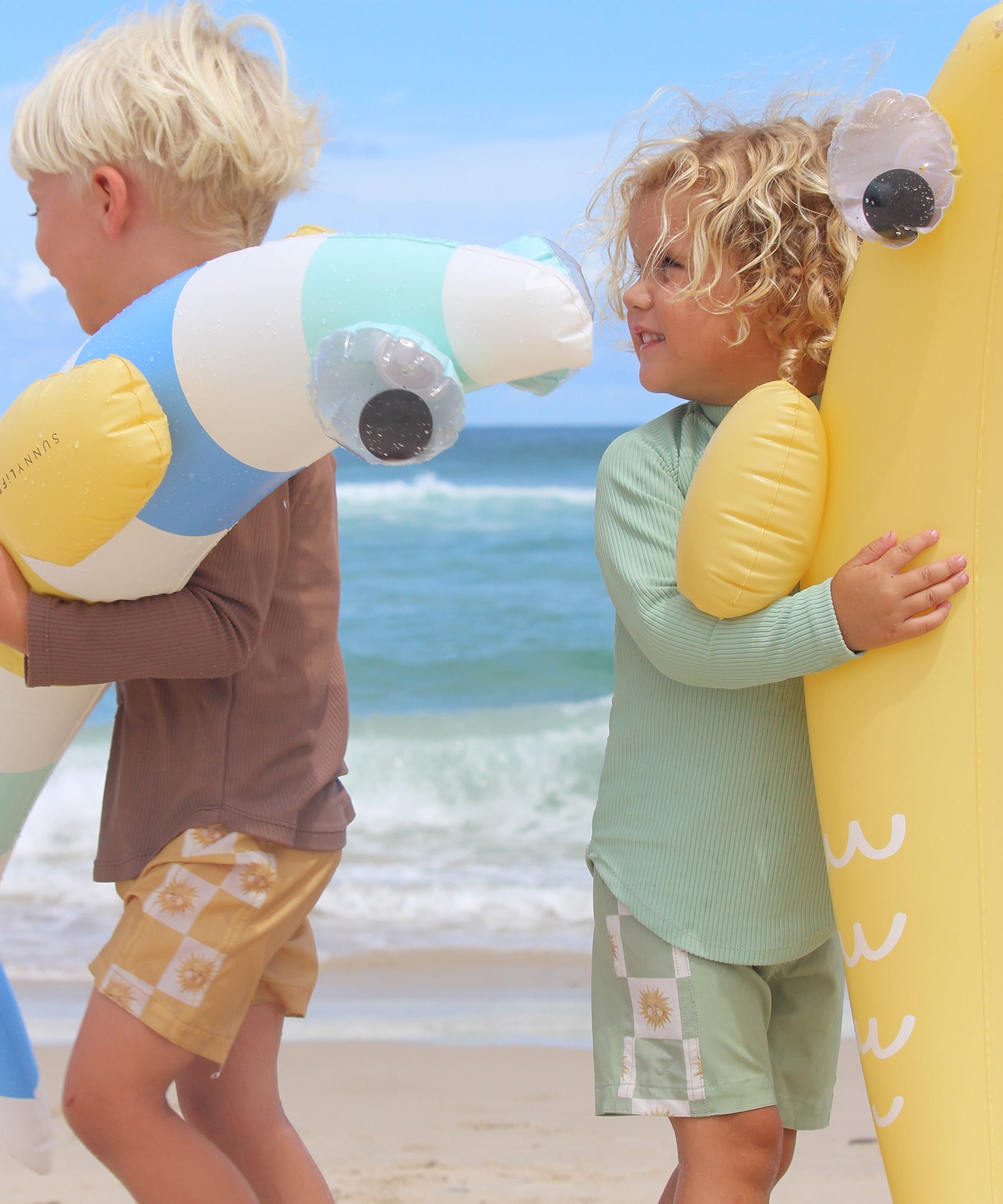 Sunnylife - Надувной плавательный аксессуар для моря и бассейна Balık Finn